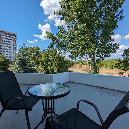 Horizon View Villa - Lakefront Terrace Suite Бухарест Экстерьер фото