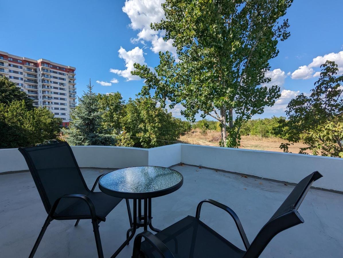 Horizon View Villa - Lakefront Terrace Suite Бухарест Экстерьер фото